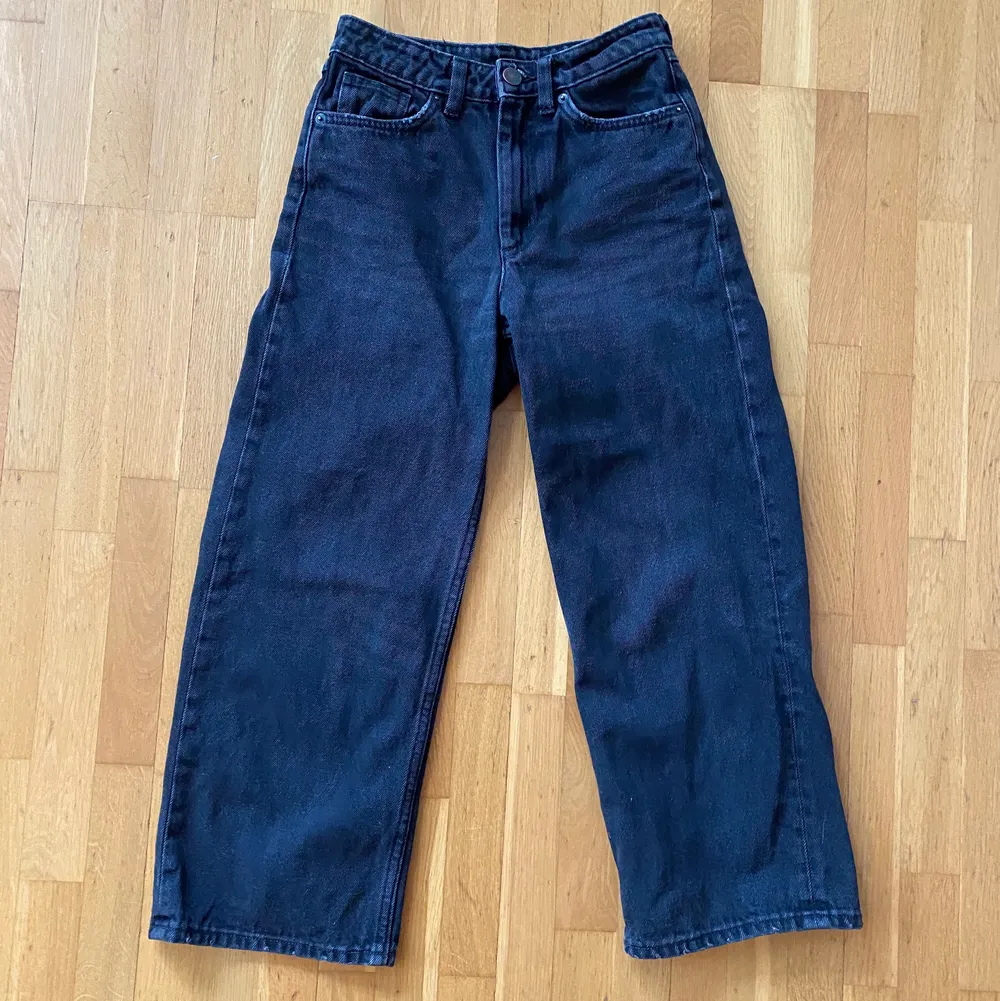 Säljer dessa Monki jeans i modellen Mozik!! Första bilden beskriver färgen absolut bäst. Nypris: 400kr🌼  Köparen står för frakt 📦!!. Jeans & Byxor.