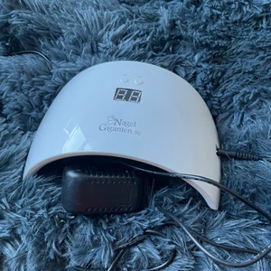 Uv/led lampor - Semilac UV/LED lampa 24/48W: 400kr (nypris 995kr) använd fåtal gånger men i helt nytt skick. Finns små fläckar under lampan.  Nagelgiganten UV/LED lampa 250kr (nypris 500kr). Helt oanvänd.   Säljer båda lamporna för 500kr tillsammans. Fraktar helst inte.