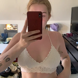 Virkad topp från HM - Knappt använd virkad topp från HM med knytning i nacken och ryggen. Perfekt nu till sommaren😍 INGEN FRAKTKOSTNAD 