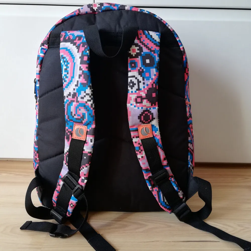 Riktigt cool ryggsäck som är rymlig och tålig. I använt skick. Fler bilder finns att få! . Väskor.
