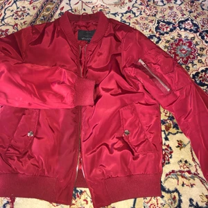 Only röd bomber jacka strl M SOM NY - En röd bomber-jacka ifrån ONLY i strl M. Den är knappt använd, inga hål eller liknande. Väldigt skön att ha på sommaren/våren. Pris kan diskuteras!