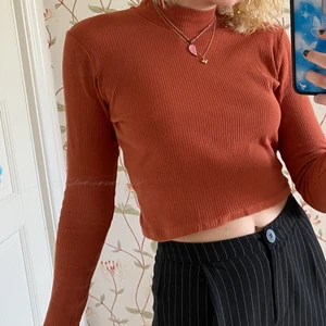 ribbad polotröja  - världens sötaste ribbade polotröja från bikbok, köpt ca 4 år sedan men knappt använd. storlek M men passar från XS. passar perfekt till jeans eller att ha under hoodies, t-shirts eller linnen. <3 frakt: 48kr <3