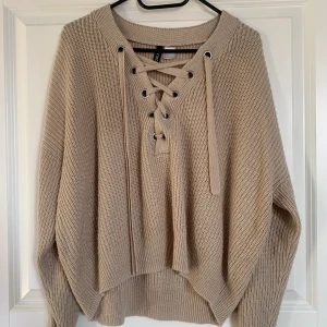 Tröja med snörning - Tröja med snörning Storlek M men passar både lite större och lite mindre :)  Knappt använd, så i väldigt bra skick.  Katt finns i hemmet- plagget är självklart tvättat och rollat innan det skickas