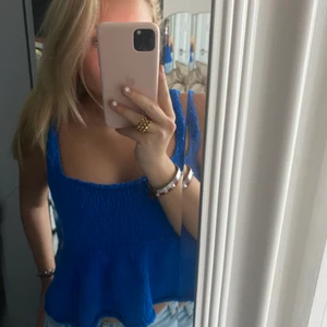 Blå topp - Gullig topp med volanger perfekt till sommaren💕
