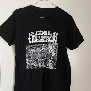 Håkan Hellström Tshirt - Säljer min Håkan Hellström tshirt som jag köpte i samband med turnén Rullande Åska 2017! Säljes pga för liten för mig