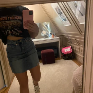 Jeans kjol - Säljer denna underbara kjol, jag har S men denna skulle nog passa S och en mindre M väldigt skön, perfekt till sommarn passar till allt! Om du har fler frågor är de bara att skriva:) obs köparna står för frakt och jag ansvarar inte för postens slarv!🥰