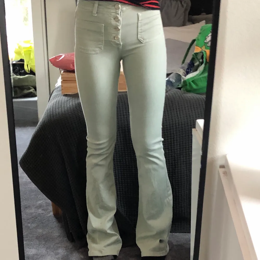 Säljer nu dessa assnygga mintgröna jeansen då de har börjat bli lite försmå! De är i storlek 32 men skulle även säga att de passar en 34a✨ Två deffekter på baksidan som knappast syns!✨✨. Jeans & Byxor.