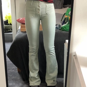 Mintgröna zara jeans - Säljer nu dessa assnygga mintgröna jeansen då de har börjat bli lite försmå! De är i storlek 32 men skulle även säga att de passar en 34a✨ Två deffekter på baksidan som knappast syns!✨✨
