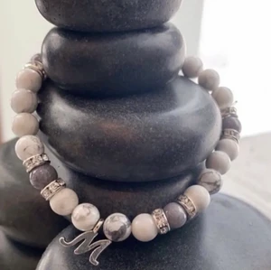 ARMBAND: EMMA - JUST NU: REA, istället för 89kr kostar det 59kr!                                                                         La perle UF säljer egna handgjorda armband med många olika vackra pärlor. En av våra favoriter är marmorpärlorna som används för att lindra stress och för att motverka sömnlöshet. Lägg till berlock för 8 kr!