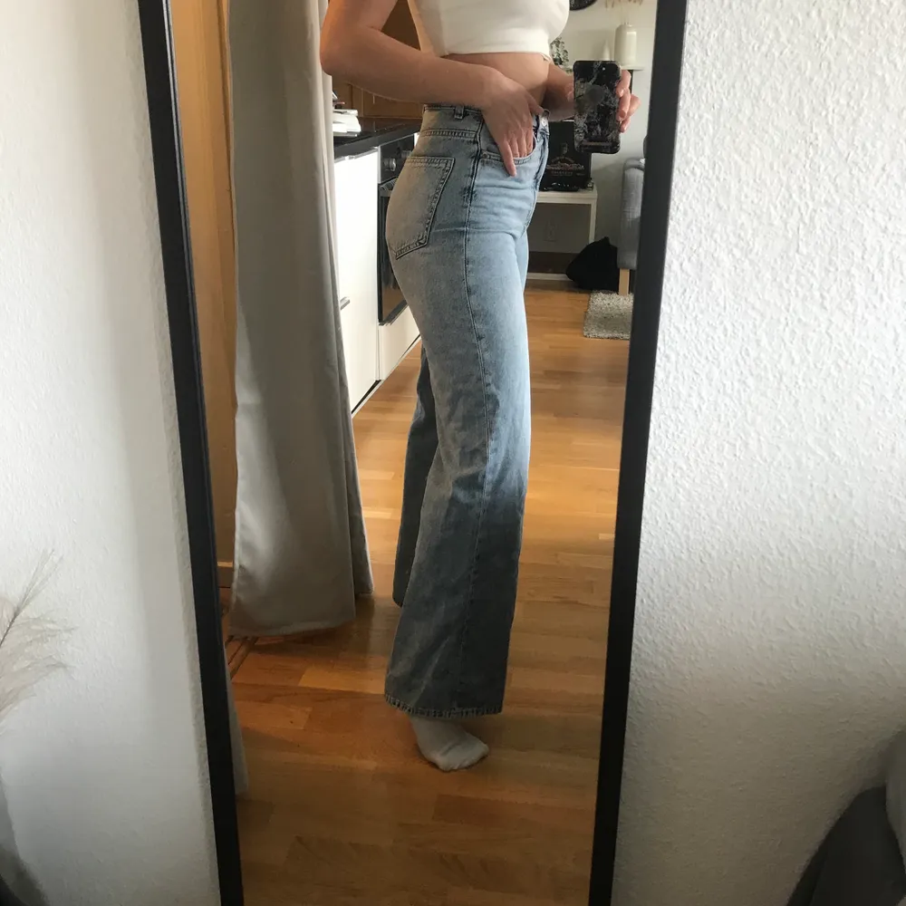 Helt nya med lapp kvar! Säljer mina helt nya jeans från HM i storlek 36.. Jeans & Byxor.