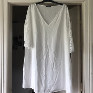 Vit sommarklänning  - Vit sommarklänning säljes pga för stor. Aldrig använd 
