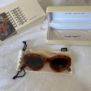 Chimi x Elsa Hosk - Säljer mina Chimi x Elsa Hosk solglasögon då dem inte kommer till någon användning. Aldrig använda! Kontakta vid frågor eller intresse. *Köparen står för frakt.