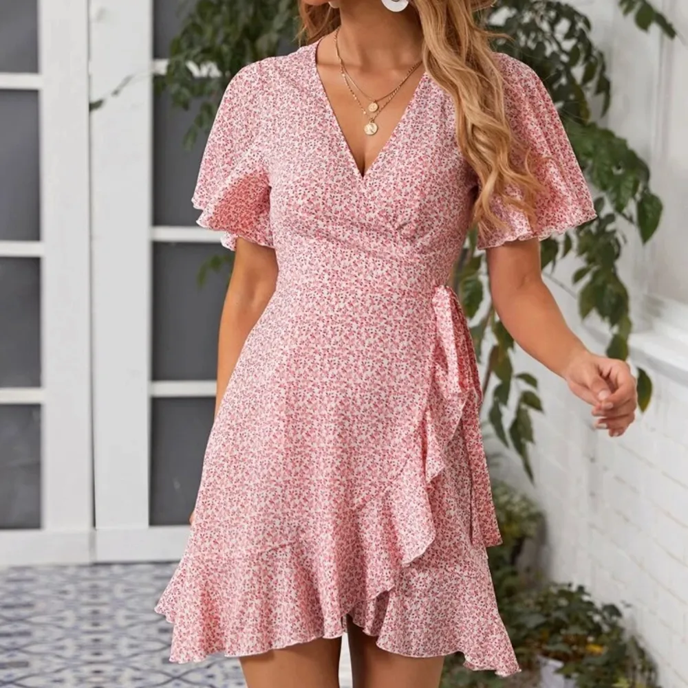 Säljer denna blommig sommar klänningen i rosa och vit🌸 den passar en S och är aldrig använd🥰 säljes för 140kr med frakt. Klänningar.