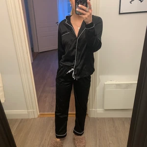 pyjamasset  - säljer detta mysiga pyjamasset! byxorna är lite korta i benen på mig som är 160 men inget man tänker speciellt mycket på. bra skick! köparen står för frakt💘