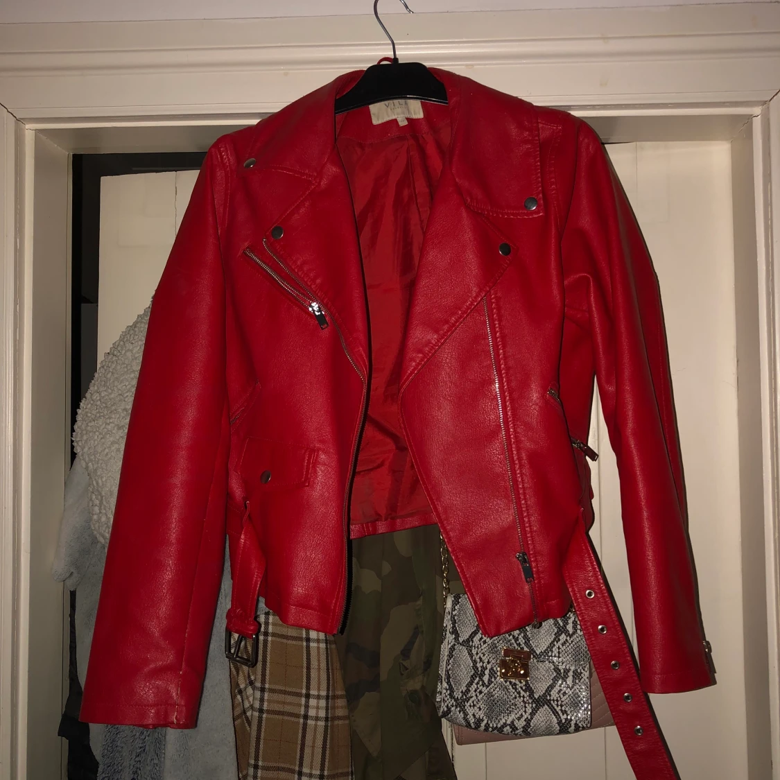 Röd skinnjacka 