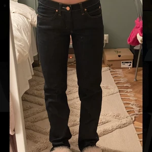 Acne jeans - Så snygga lågmidjade acne jeans i stlr 29/32 men skulle säga att dom är något mindre. Jag är en 34 i jeans och dom passar mig bra. Skriv för frågor💜💜💜