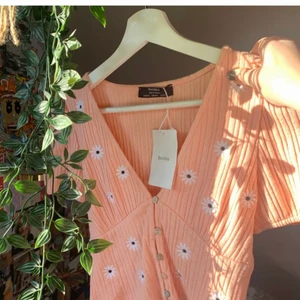 Sötaste toppen  - Köpt här på plick men var tyvärr för liten. Det står M men passar defenetift någon med s och lite mindre bröst. Jag älskar verkligen hur den ser ut, helt enkel drömmig🙌🏼 Lånat bilderna av tidigare säljare.(aldrig använd)