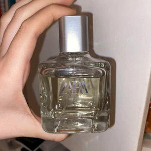 Zara parfym Femme - Ganska oanvänd som ni ser, luktar jätte gott och är väldigt populär