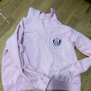 Sweatshirt - Jätte söt tröja som är köpt på myrorna, inte riktigt min stil men är riktigt cool. Frakt tillkommer ✨