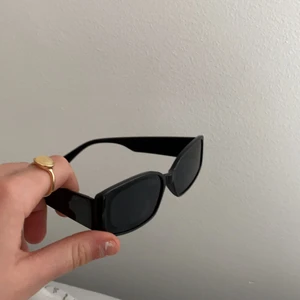 Solglasögon - Supercoola solglasögon med lite avlång modell