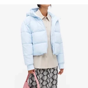 36 - En jätte fin jacka från monki som passar till nästan allt, väldigt skönt att ha på sig. Köptes för 400kr mitt pris är 280 vid snabb affär kan priset diskuteras😍😍😍 
