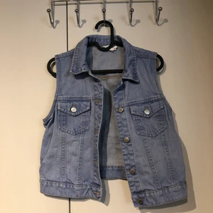 Jeansväst - En väldigt fin jeansväst från Monki, använd ett par gånger. Storlek S, för 40kr!!