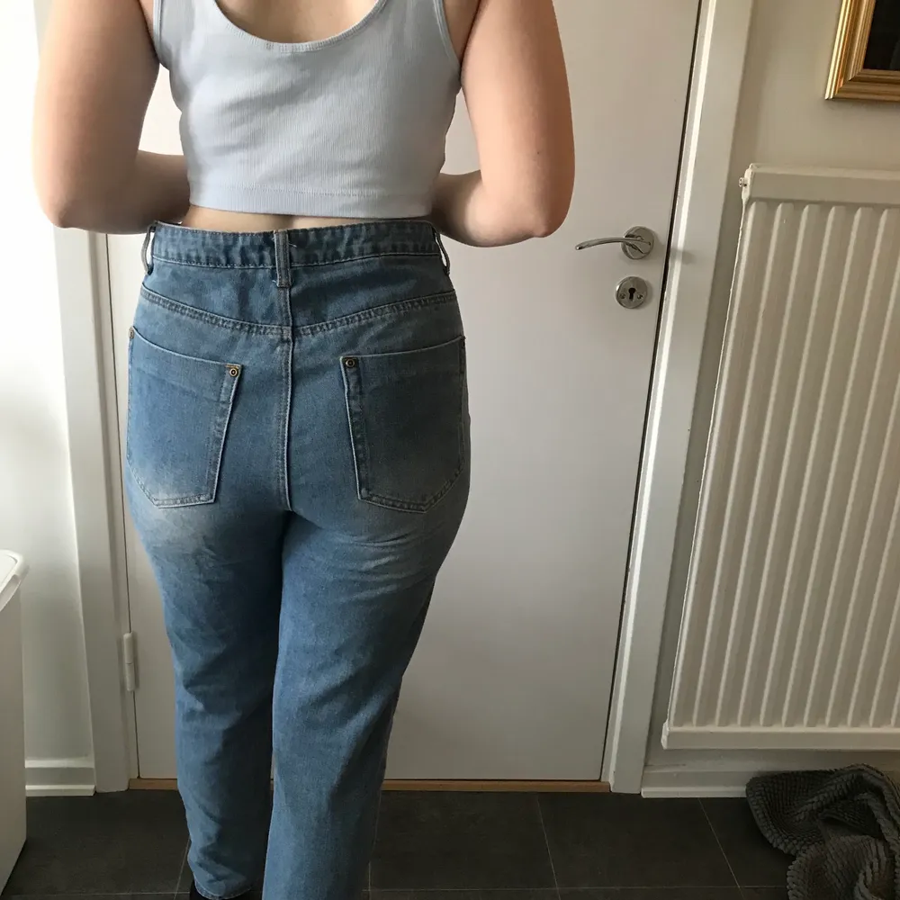 Ett par jättefina jeans med en del hål. Säljer dem då de tyvärr blivit förstora för mig:/ Om ni vill ha fler bilder är det bara att skriva🥰. Jeans & Byxor.