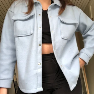 Blå Jacka/kofta - Detta är en blå supermysig jacka som är nästan helt oanvänd den kan även användas som kofta, materialet är väldigt varmt och mysigt, färgen är superfin babyblå och passar perfekt till våren/sommaren!!