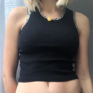 Svart linne  - Snyggt linne med fina leopard detaljer! Sitter snyggt på mig som har storlek S i linnen!❤️❤️