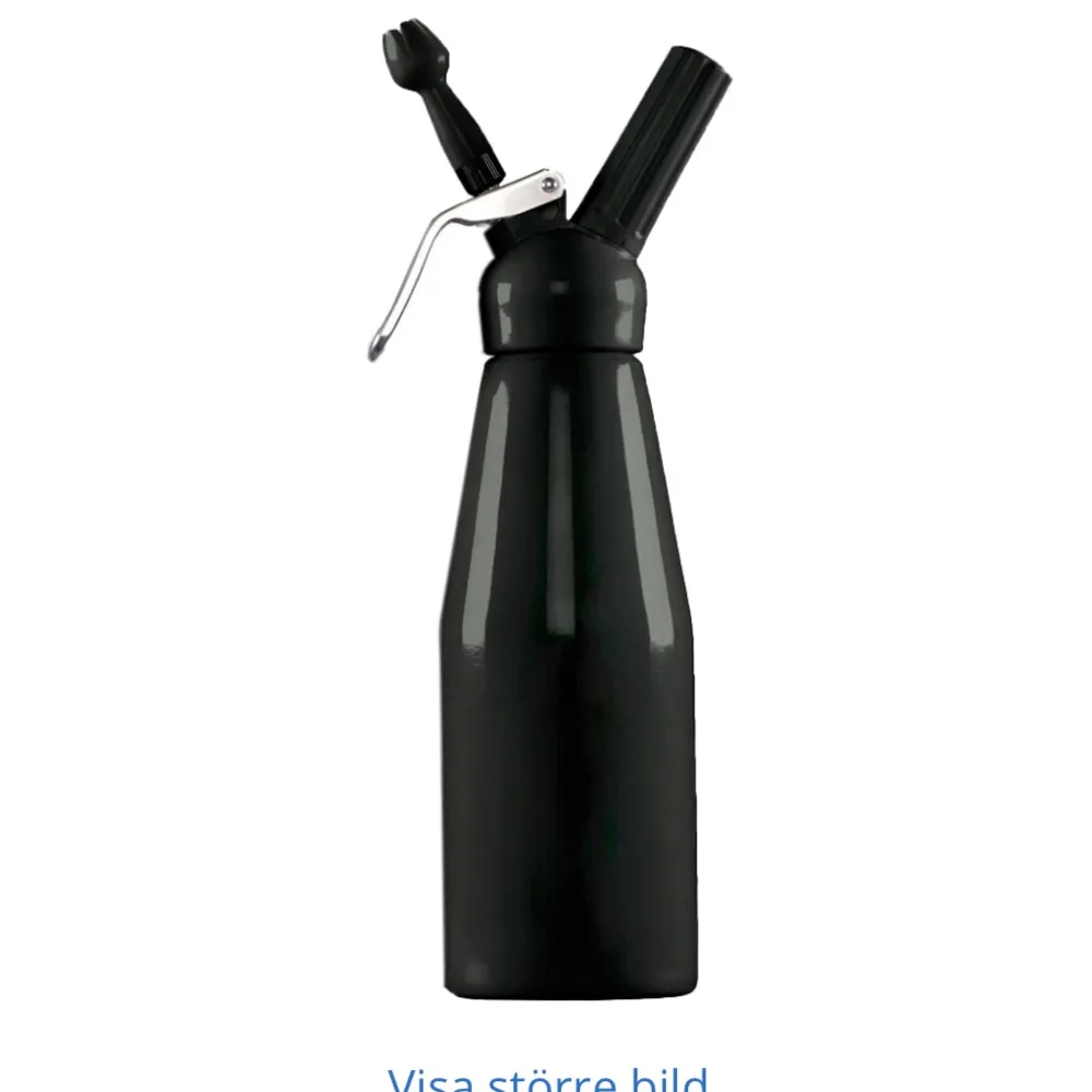 En svart gräddsifon som har använts till lustgas. Säljs då den inte längre används, är i bra skick. Nypris 399kr, alla prylar är kvar! Rymmer 1 liter. . Övrigt.