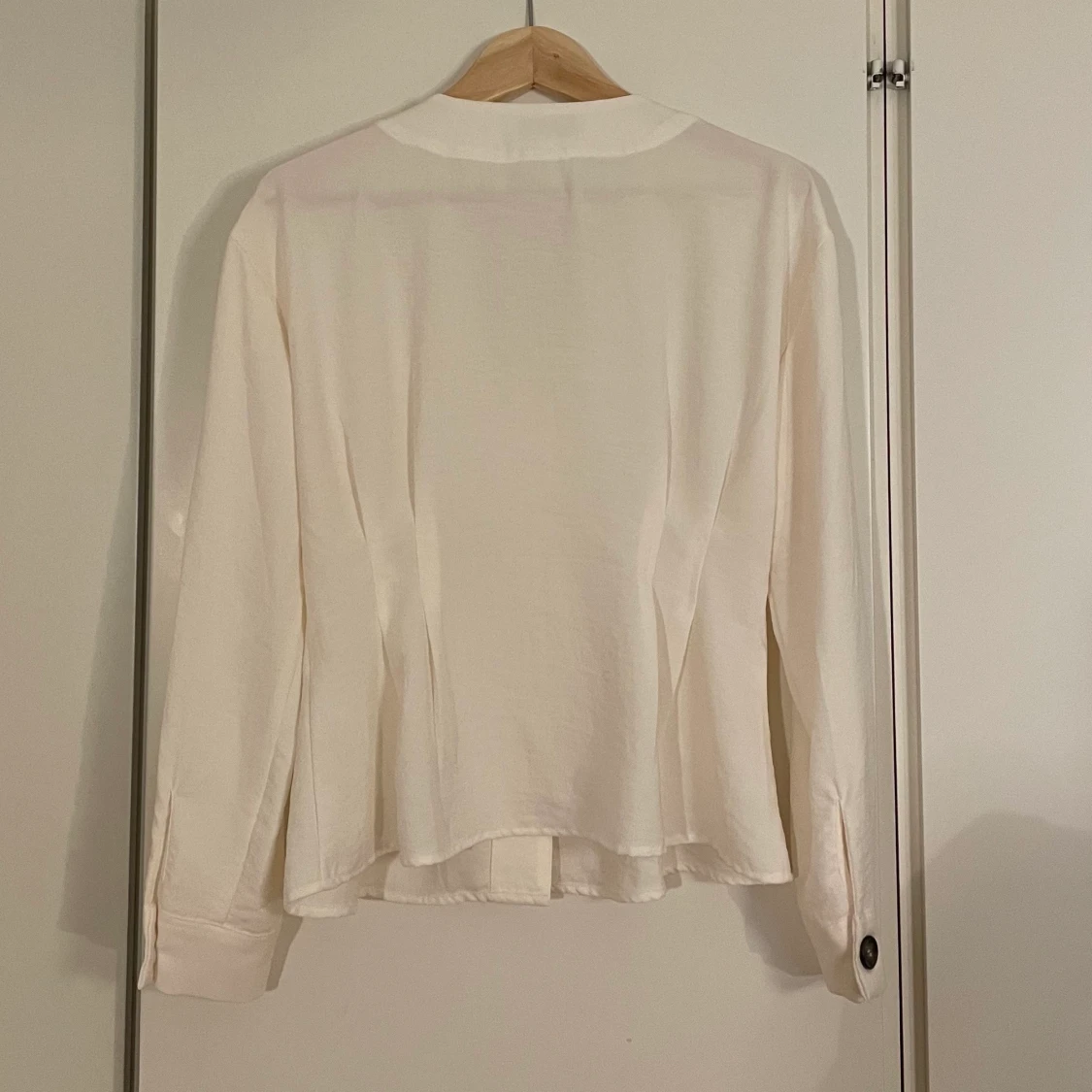 Carin Wester vit blus med bruna knappar - 90