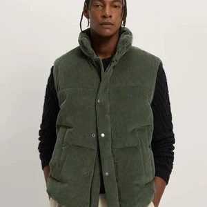 Zara väst! Man - Jättesnygg väst från zara! Jättesnygg fit också eftersom den blir lite oversized! Passar perfekt om du är S-M herr, då den är köpt på herravdelningen. Endast använd 2 gånger. 