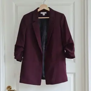 Never used blazer from H&M 🥰 3/4 sleeves. Original price 399kr
