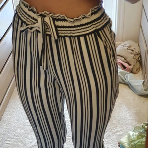 Zara sommarbyxor stl xs - Sköna byxor i marinblå/vit randigt tyg. De har åtdragbart band i midjan så de passar perfekt! Växte tyvärr ur dem förra året så har inte använt dem sen dess. De är korta på mig som är 180 men borde passa dig som är lite kortare än det🥰