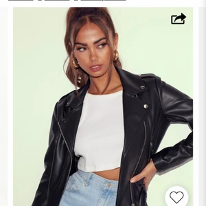 Nelly skinnjacka  - Säljer min fina skinnjacka ifrån Nelly! Original pris:599. Säljer pgr av att den är lite för stor vid armarna då Jage XXS/Xs. Storleken är 40 men funkar lika bra som på 38/36! Aldrig använt mer än att bara ha testat den 