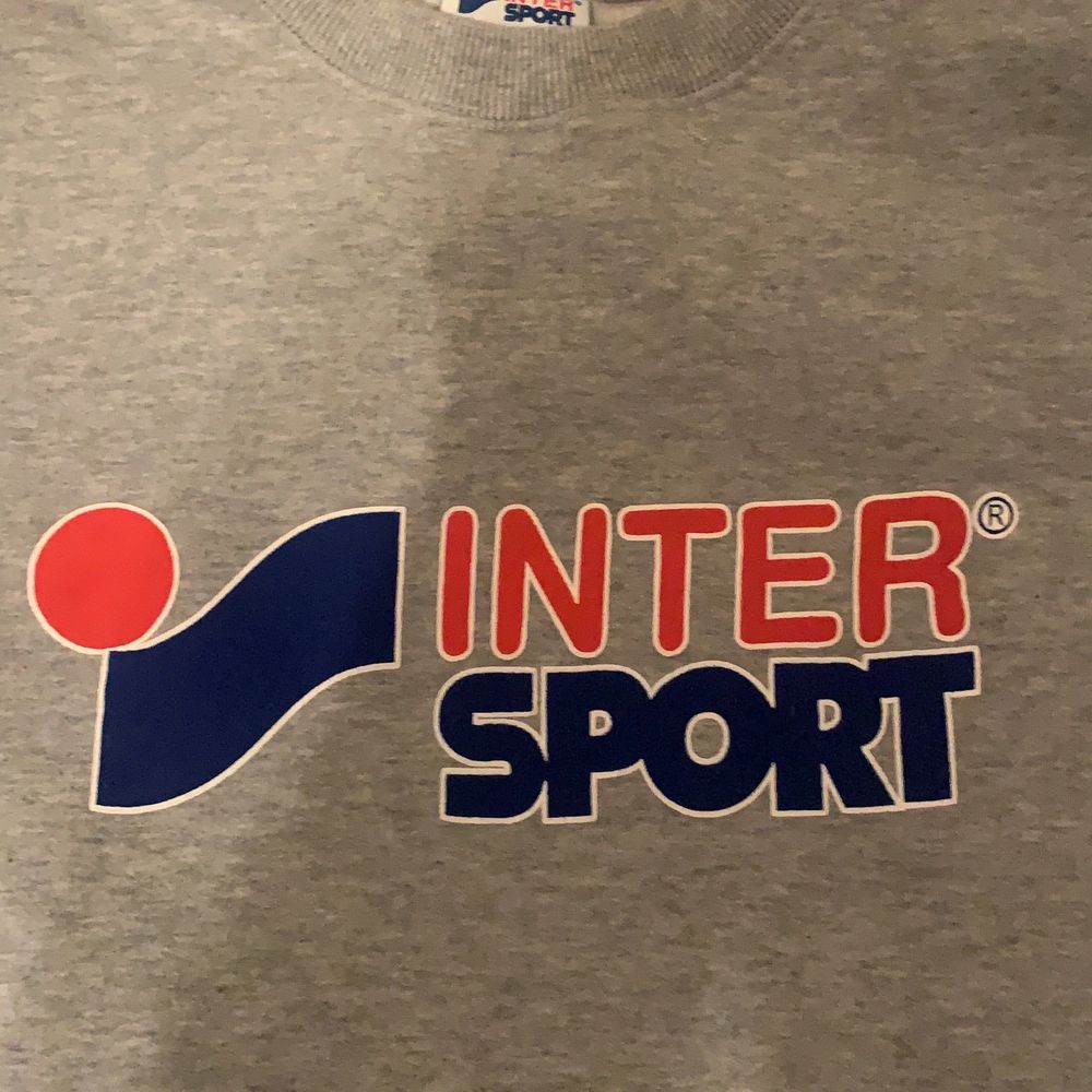 En grå intersport sweatshirt i strl L | Plick Second Hand