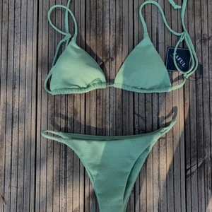 GRÖN BIKINI🤍 - Storlek S, Zaful, aldrig kommit till användning då den satt där tajt på min (M,38) rumpa. Men superfin!Köparen står för frakten🤍