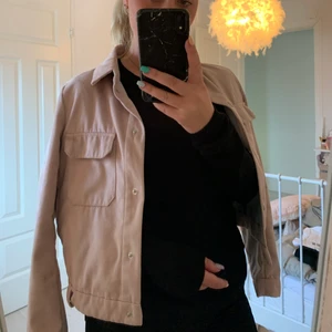 Snygg rosa mocka imiterad jacka!  - Mocka imiterad jack i gammal rosa, storlek 36! Passar bra på mig och jag brukar ha 38. Inga fläckar eller skador och den är använd fåtal gånger. Funkar som både utejacka på våren/sommaren och innejacka på hösten/vintern. Otroligt fin till klänningar och kjolar! 