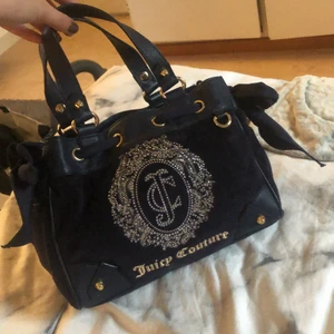 Juciy Couture väska  - Skit snygg väska, ej äkta, jättefint skick, priset går att diskutera! 