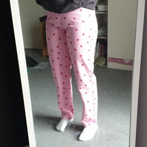 rosa jeans - Ett par fina jeans med hjärtan som aldrig andvänds, köparen står för frakt ❤❤