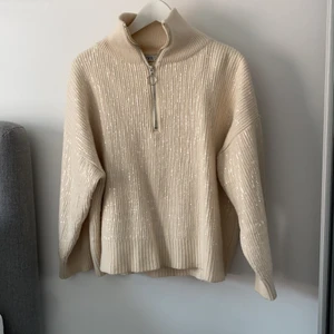 Glittrig zip up tröja - Kollar om det finns intresse för denna coola tröja från Zara. Sparsamt använd och i bra skick. Tänker sälja om jag får bra bud då den inte kommer till användning längre❤️