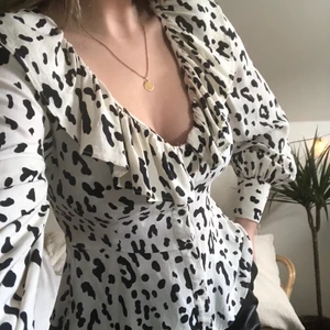 Blus - Blus från Zara! Den har aldrig kommit till användning då den är för liten för mig, väldigt fint skick!!💕 I leopard mönster och den sitter som en stl S
