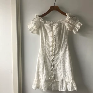 Sommarklänning  - En vit sommarklänning som är perfekt för studenten💗