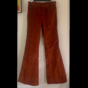 Manchesterbyxor - Underbara utsvängda Manchester byxor. Mycket fin kvalite och helt nya (lapp kvar) men tyvärr för små för mig. Påminner om 60-70tal🌟