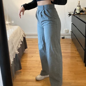 Kostymbyxor  - Köpte dessa byxor i fel storlek vilket är så synd för de är så fina,knappt använda 🧡🧡🧡