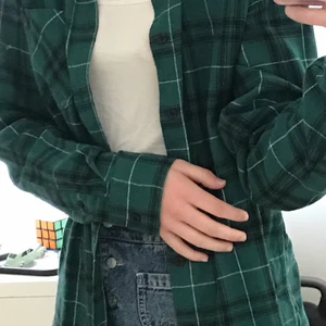 Grön rutig skjorta - Säljer en grön rutig skjorta då jag inte använder den längre !! Den är i storlek S men är ändå lite oversized ☺️