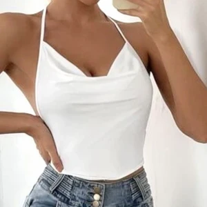 Somrigt linne - Jättegulligt vitt linne med öppen rygg! Är i storlek L men skulle säga att de passar både större o mindre efter som man kan knyta själv! Frakt plus 24kr