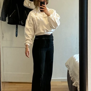 Tröja - Säljer denna vita tröja med dragkedja längst med halva överdelen av tröjan Super mysig o knappt använd💘💘💘