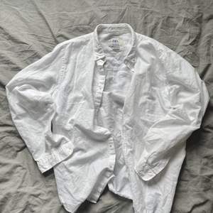 Extremt fräsch oversized vit linne skjorta ifrån Zara! Nypris 399kr, bra skick sparsamt använd! 