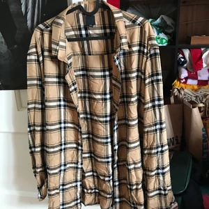 Beige Rutig Skjorta - En jättesnygg Beige rutig skjorta som jag köpt i storlek XL på H&M. Använd ett antal gånger och säljer nu pga att den aldrig används. 80kr + frakt🥰